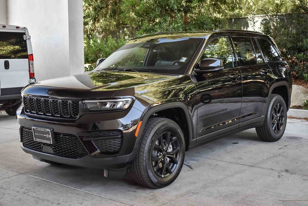 2025 Jeep Grand Cherokee Altitude X photo 2