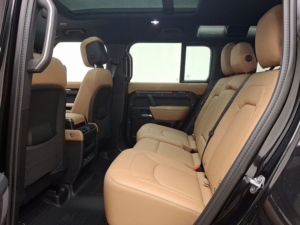 2025 Land Rover Defender 110 S photo 6