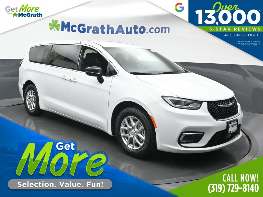 2026 Chrysler Pacifica Select's photo