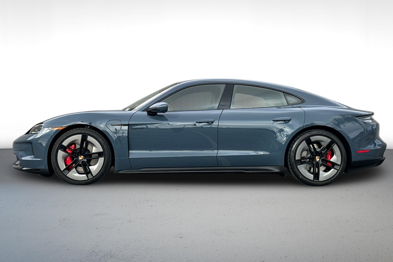 2026 Porsche Taycan GTS photo 2