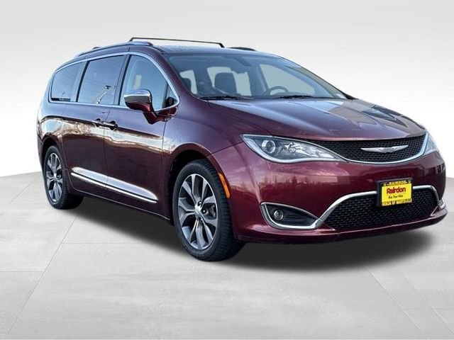 2017 Chrysler Pacifica Limited's photo