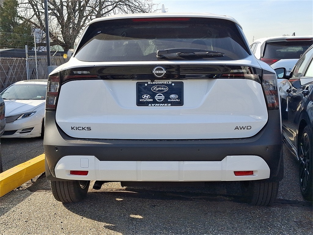 2025 Nissan Kicks SV photo 4