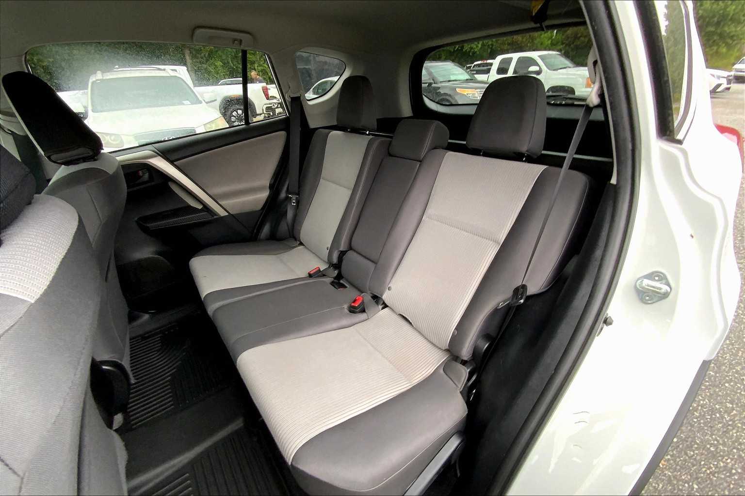 2015 Toyota RAV4 LE photo 18