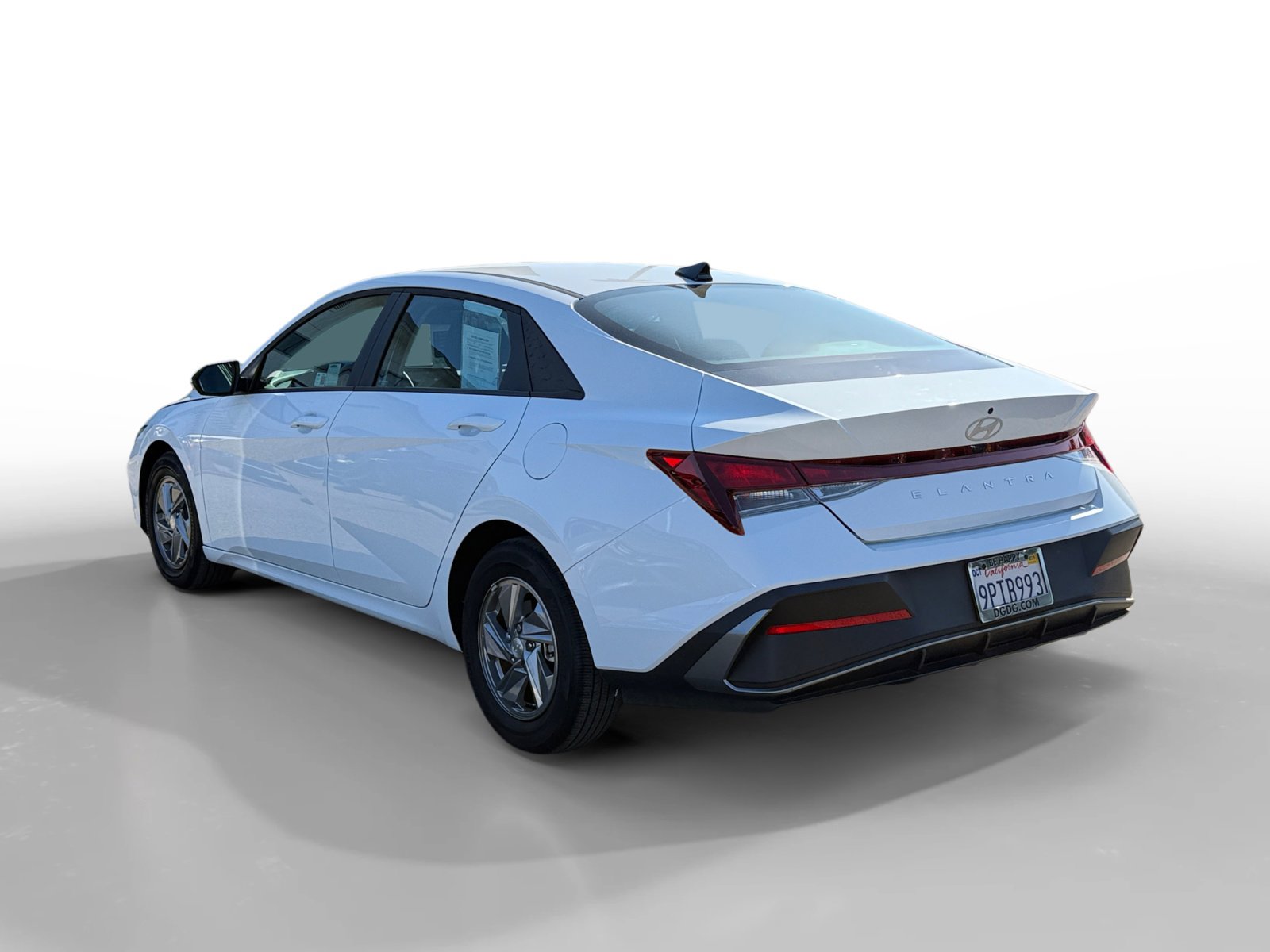 2024 Hyundai Elantra SE photo 3