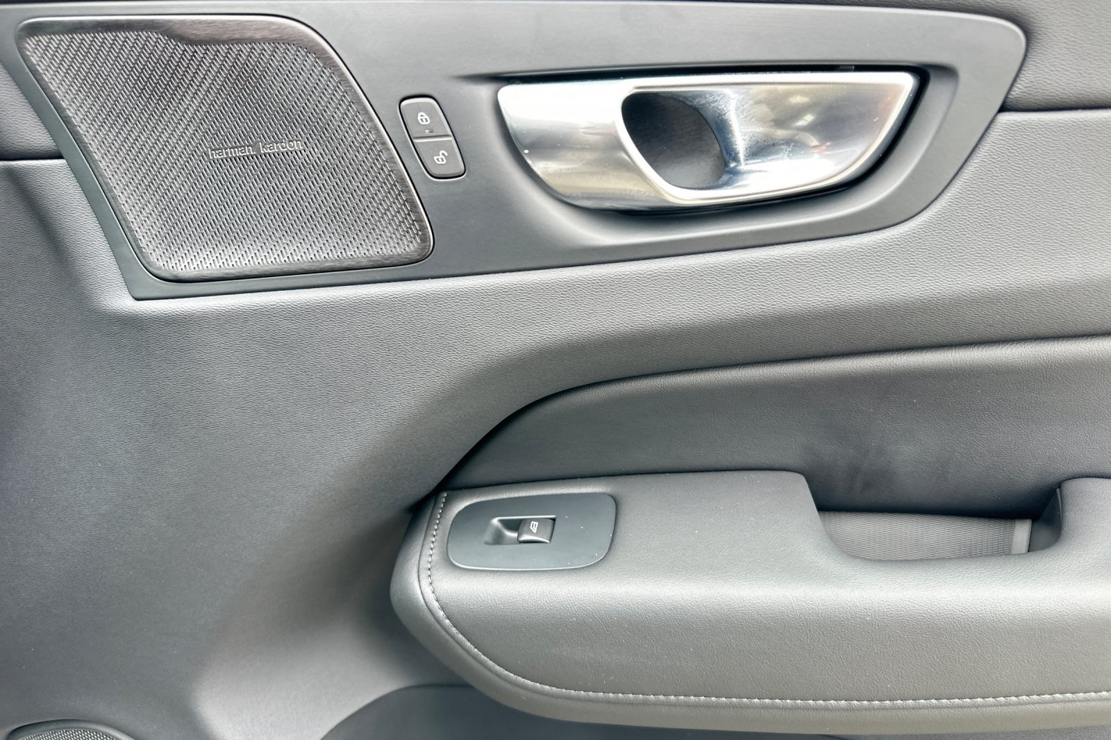 2025 Volvo XC60 Hybrid T8 Plus photo 16