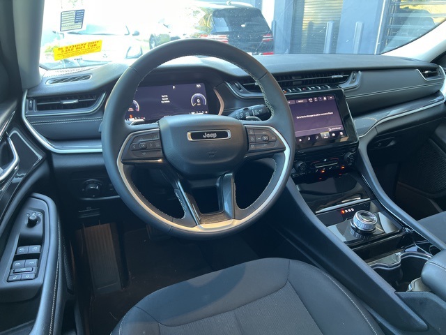 2023 Jeep Grand Cherokee Laredo photo 11