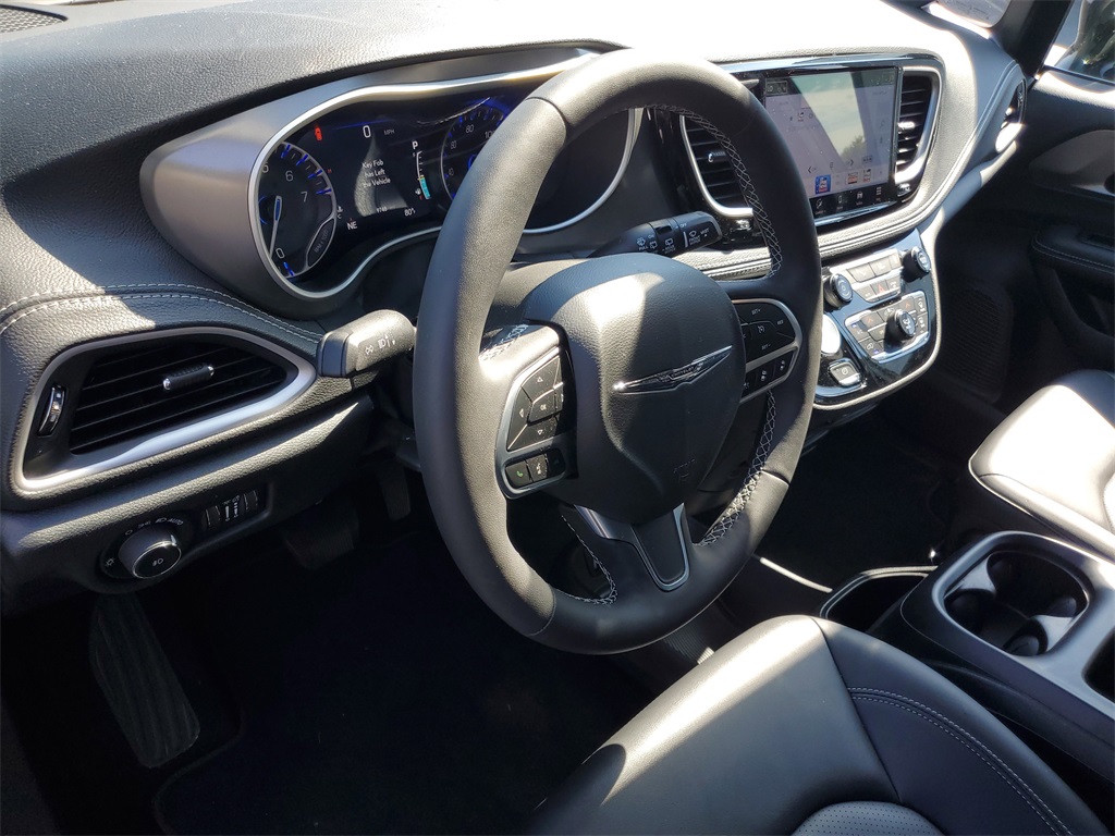 2025 Chrysler Pacifica photo 16