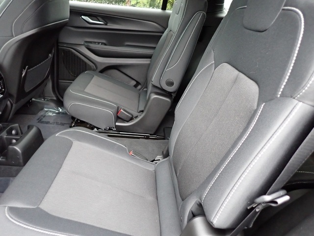 2024 Jeep Grand Cherokee Laredo photo 11