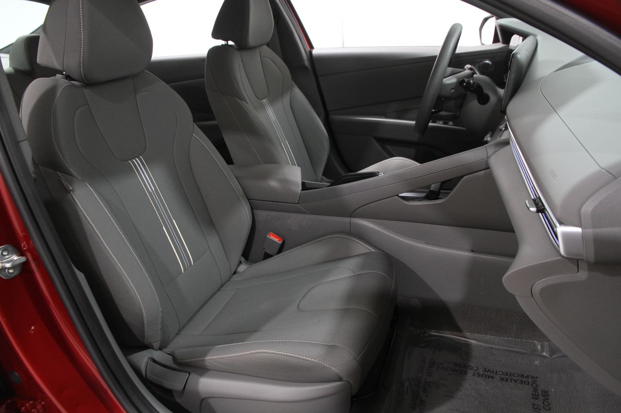 2024 Hyundai Elantra SEL photo 16