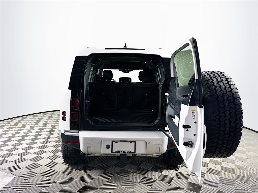 2025 Land Rover Defender 110 S photo 28