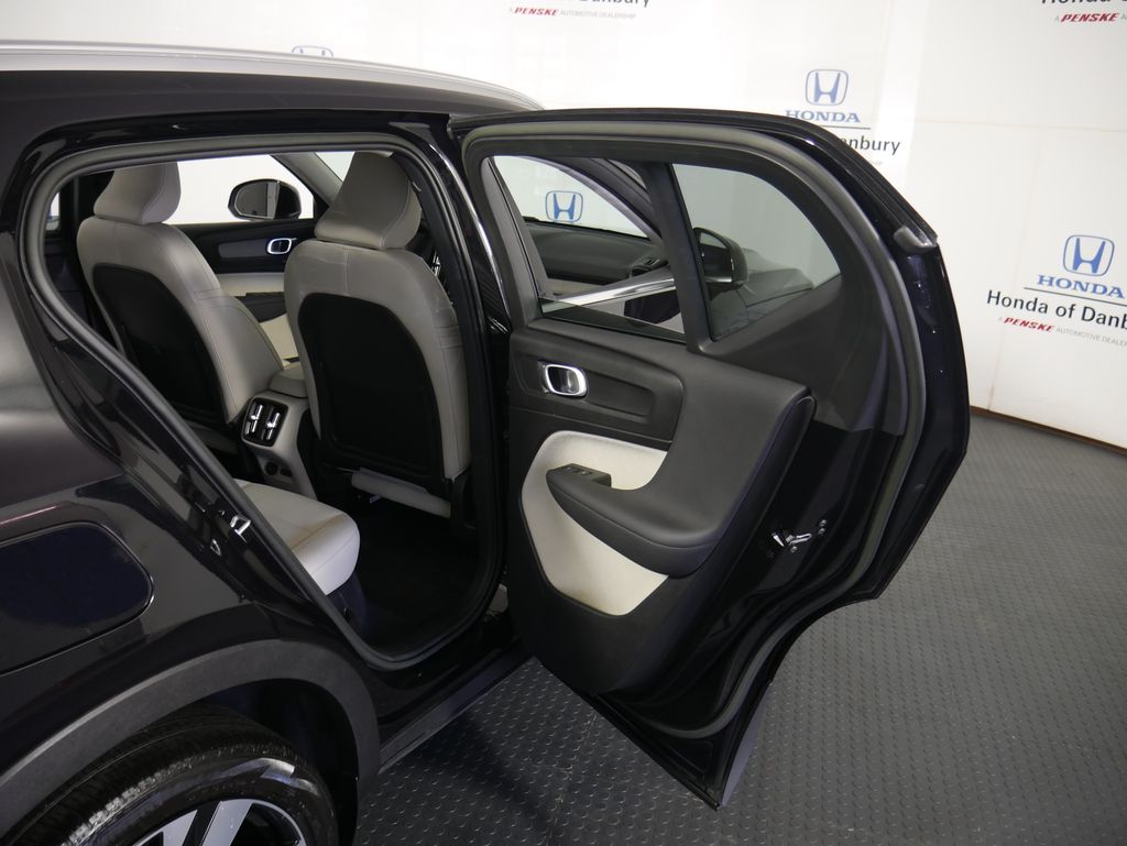 2023 Volvo XC40 Plus photo 8