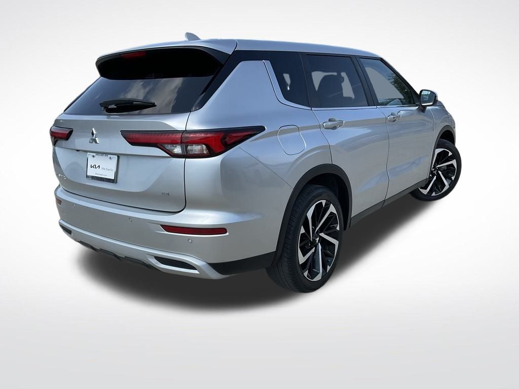 2023 Mitsubishi Outlander SE photo 2