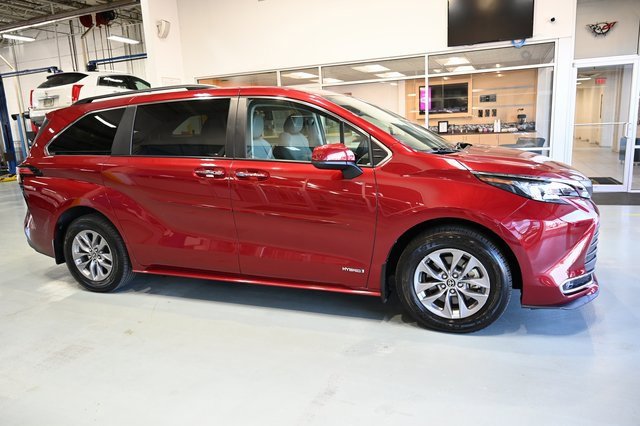 2021 Toyota Sienna XLE photo 4