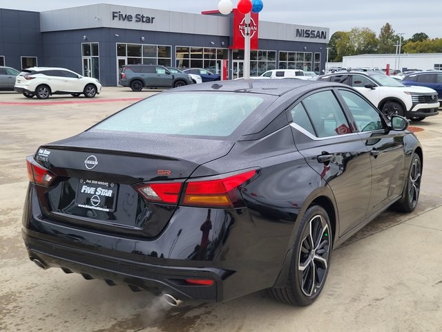 2025 Nissan Altima SR photo 2