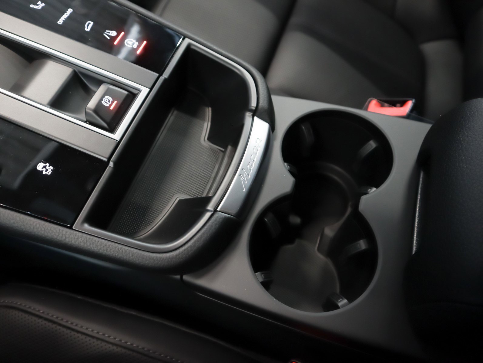 2025 Porsche Macan T photo 17