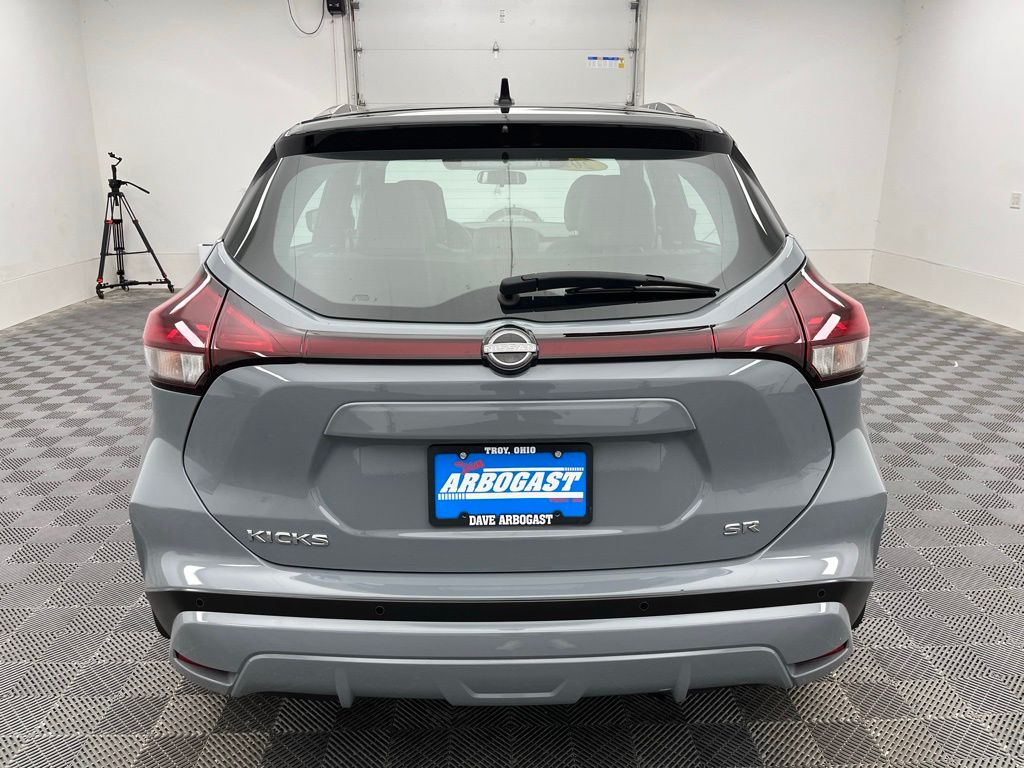 2023 Nissan Kicks SR photo 3