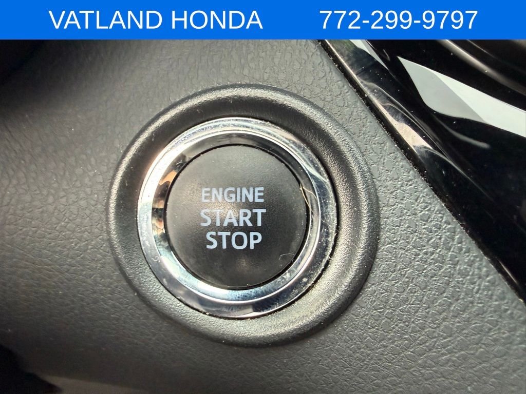 2020 Toyota C-HR XLE photo 17