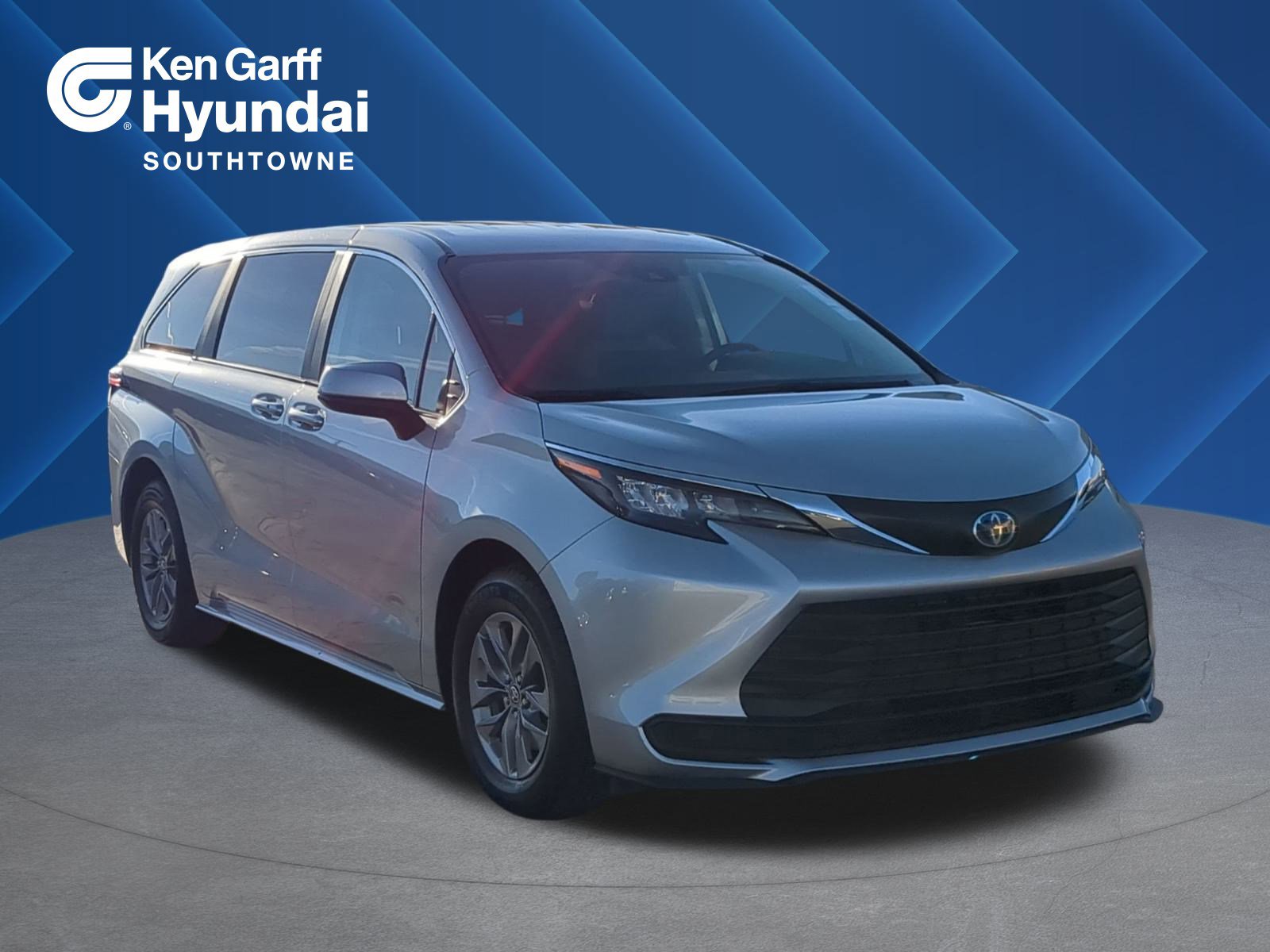 2024 Toyota Sienna LE's photo