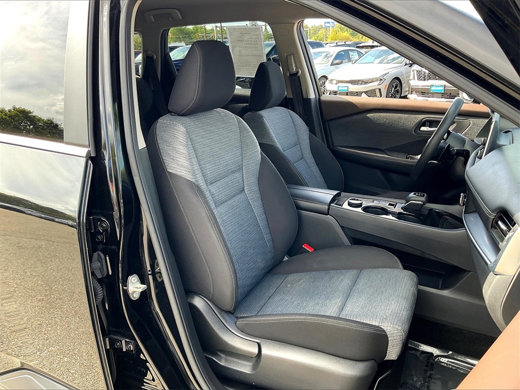 2023 Nissan Rogue SV photo 10
