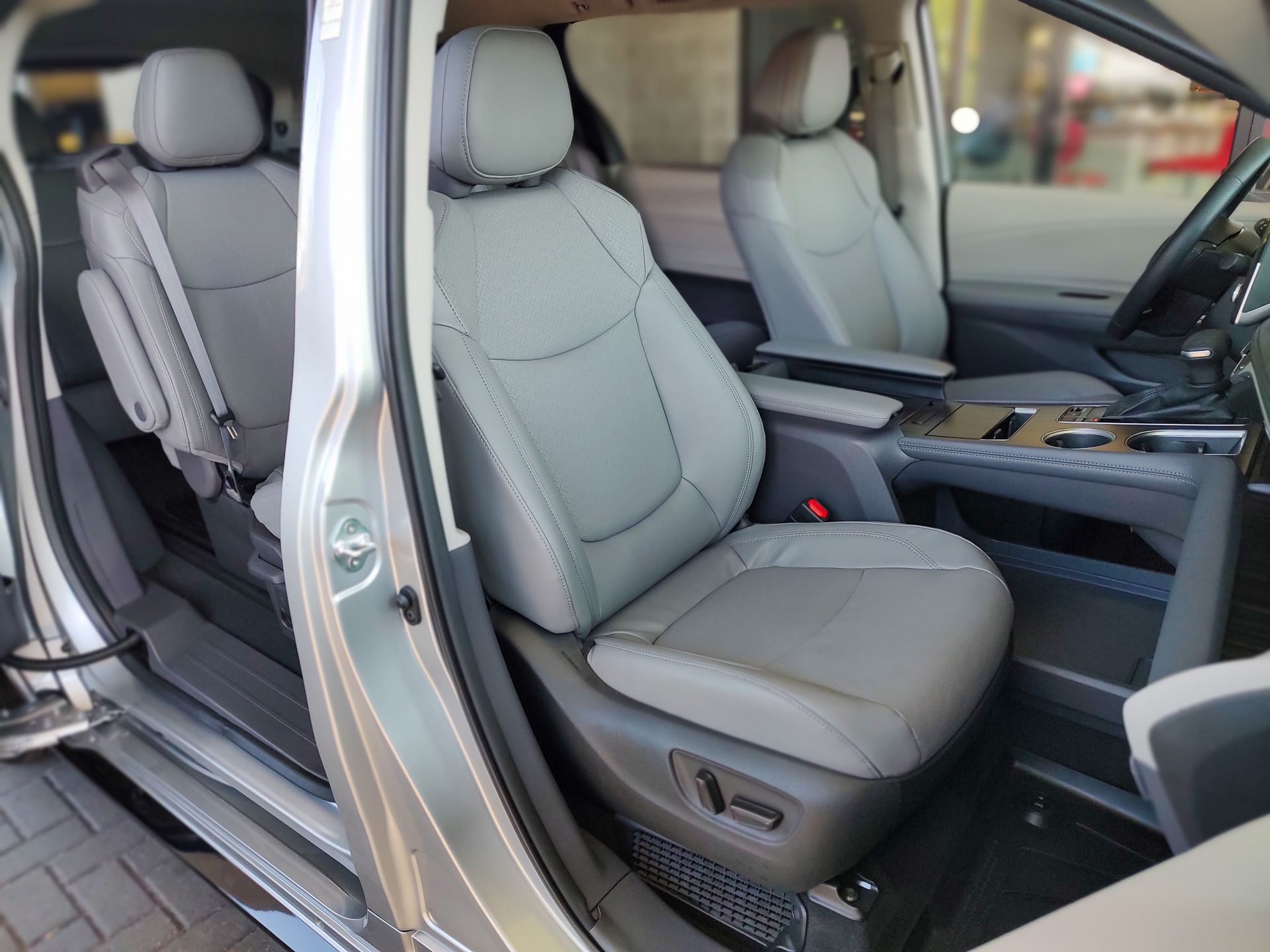 2024 Toyota Sienna Limited photo 13