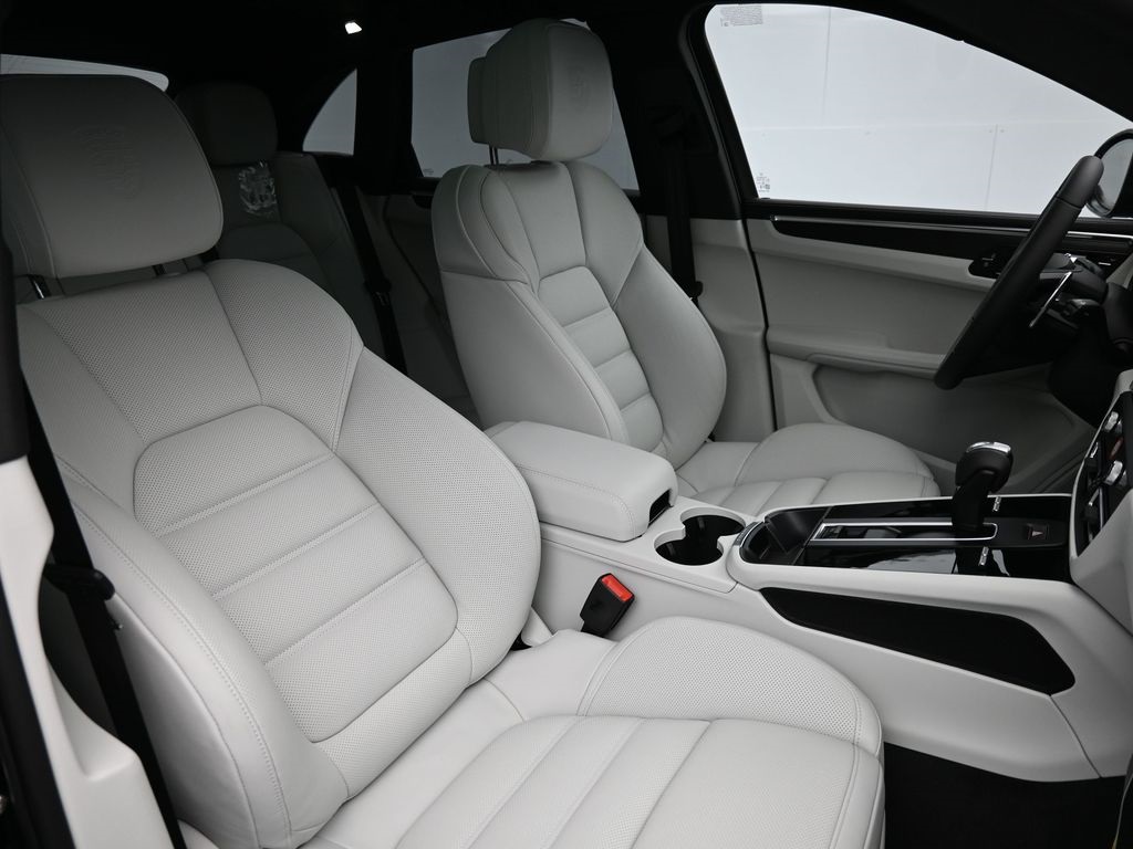 2026 Porsche Macan GTS photo 25