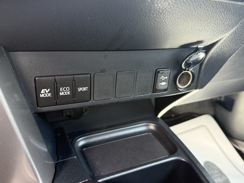2017 Toyota RAV4 Hybrid XLE photo 22