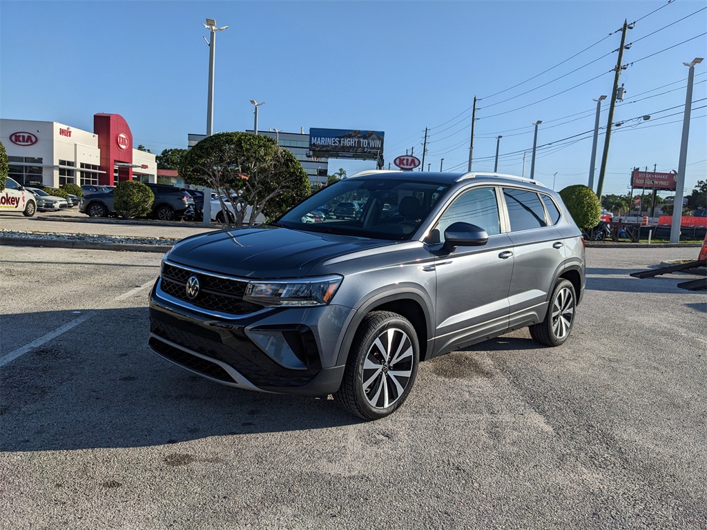 2024 Volkswagen Taos SE photo 2