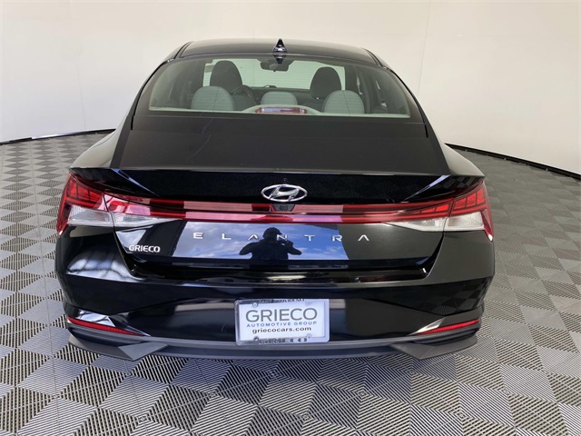 2022 Hyundai Elantra SEL photo 6