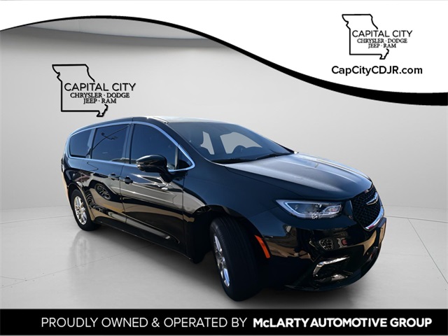2026 Chrysler Pacifica Select's photo