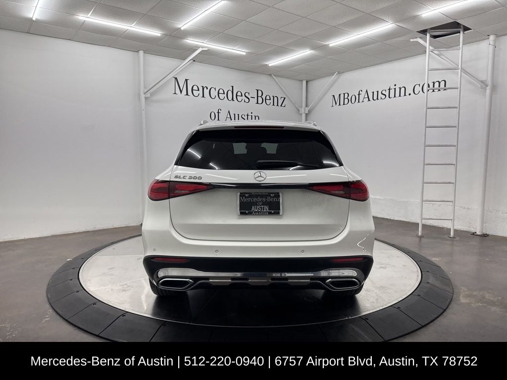 2025 Mercedes Benz GLC 300 photo 4