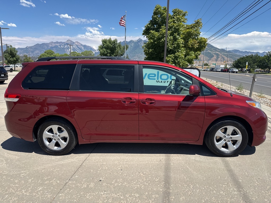 2014 Toyota Sienna LE photo 2