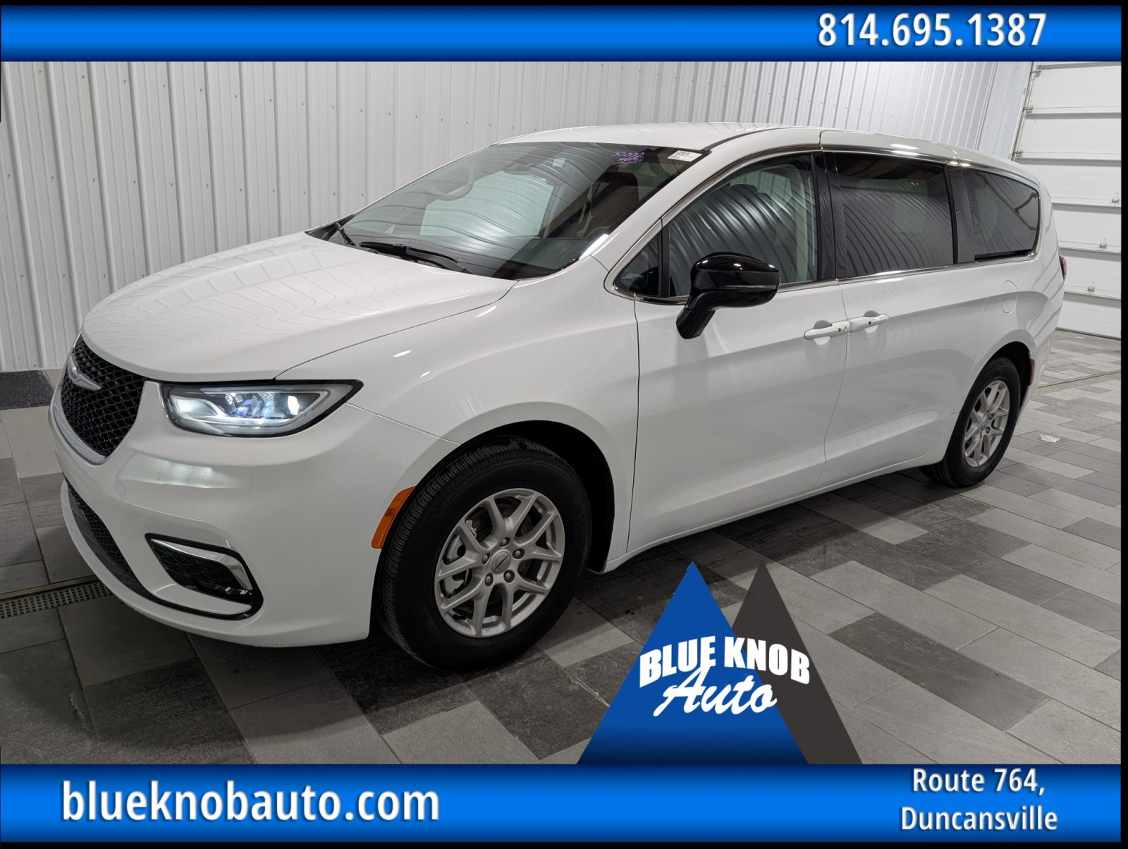 2024 Chrysler Pacifica Touring L's photo