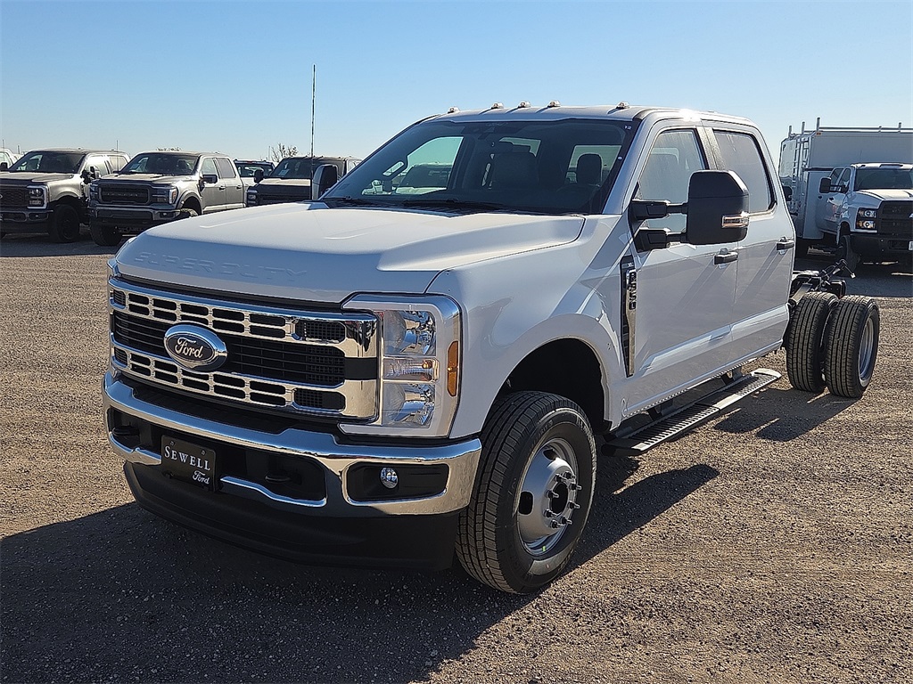 2026 Ford F-350 Super Duty Chassis Cab XL's photo