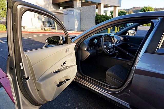2024 Hyundai Elantra SEL photo 32