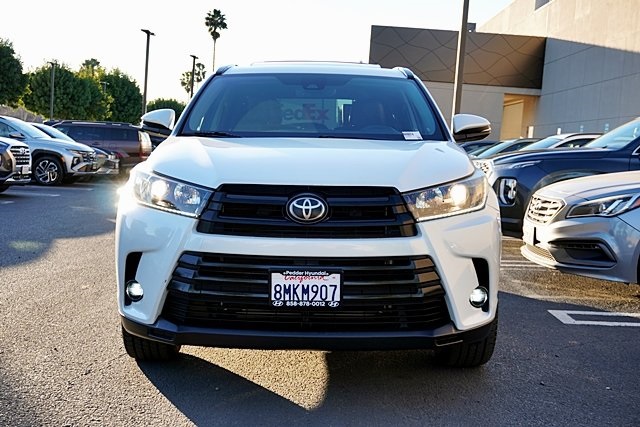 Used 2019  Toyota SE image 5