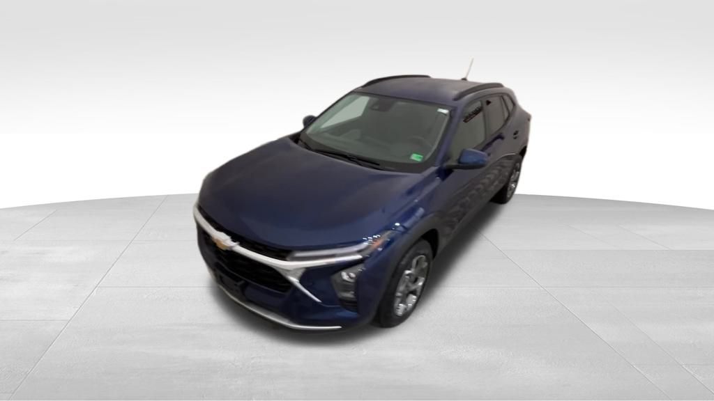 2024 Chevrolet Trax LT photo 2