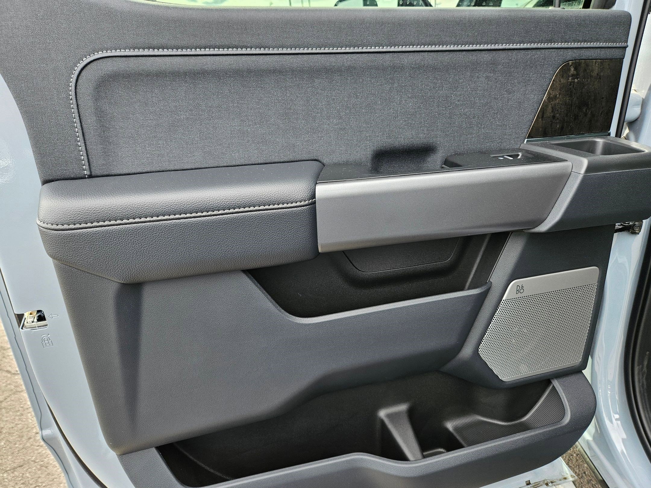 2025 Ford F-350 Lariat photo 13