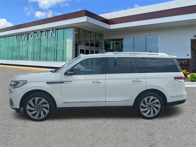 2023 Lincoln Navigator Standard photo 7