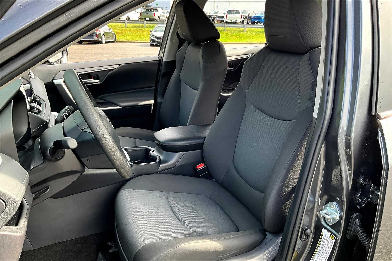 2025 Toyota RAV4 XLE photo 7