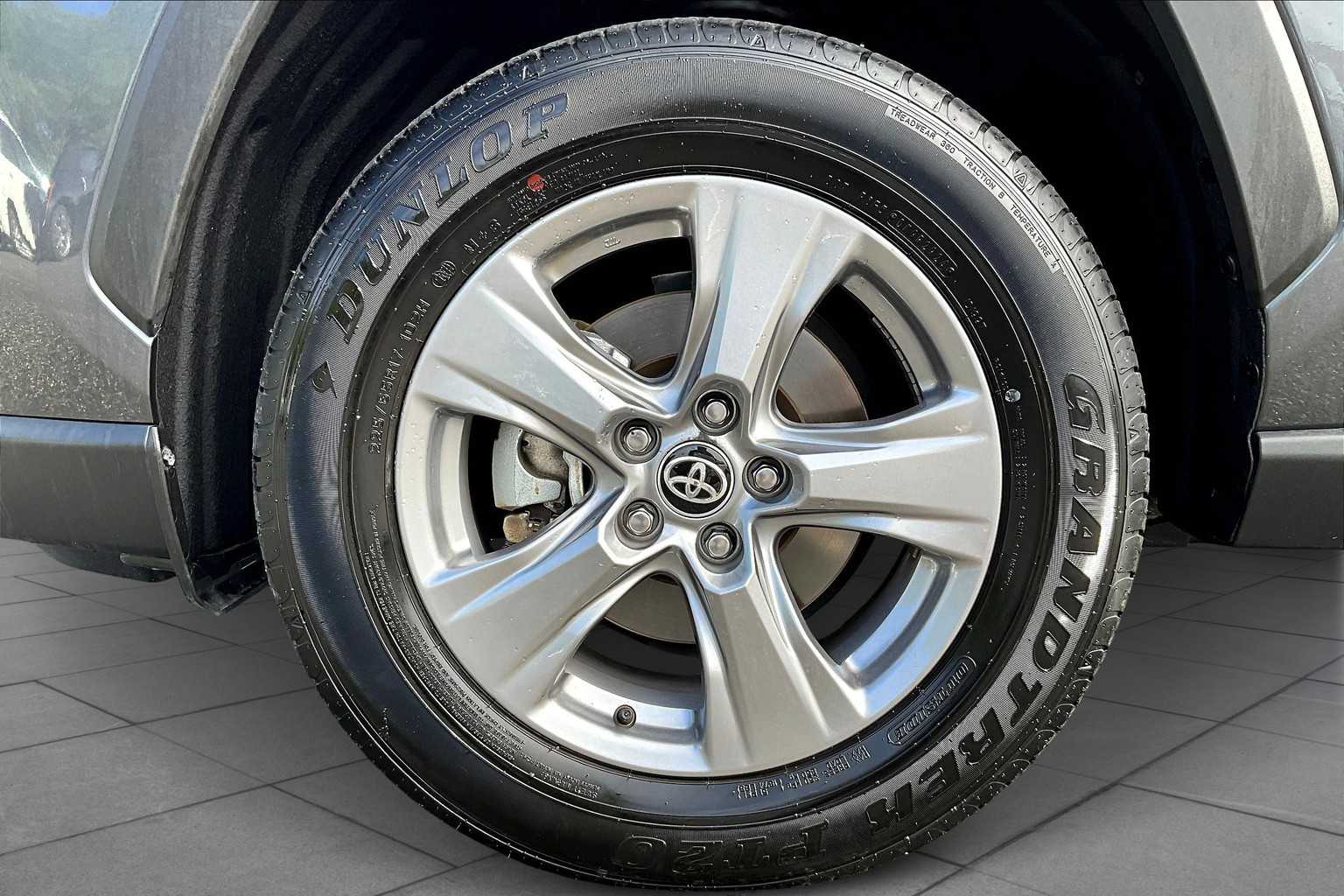 2025 Toyota RAV4 XLE photo 10