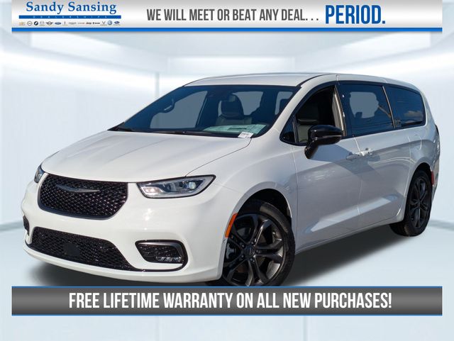 2026 Chrysler Pacifica Select's photo