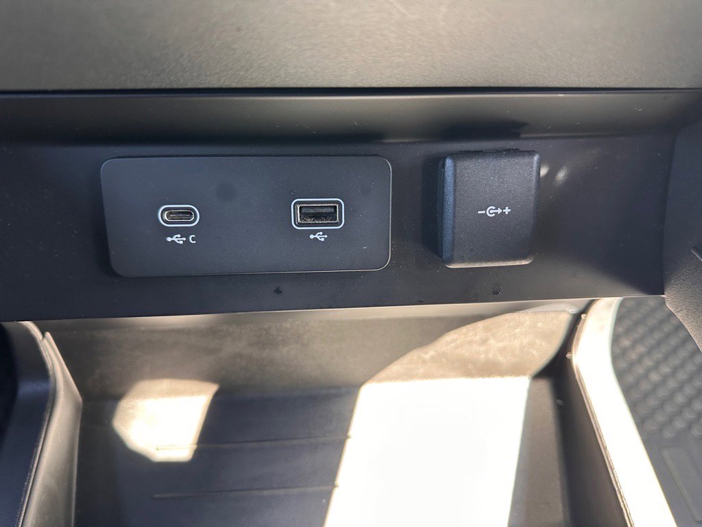 2023 Land Rover Defender 130 X-Dynamic SE photo 26