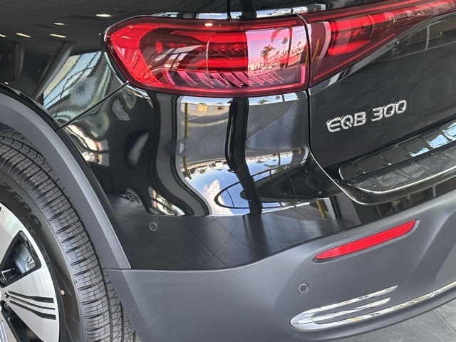 2025 Mercedes Benz EQB 300 4MATIC photo 6