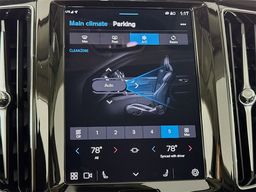 2025 Volvo XC60 Hybrid T8 photo 15