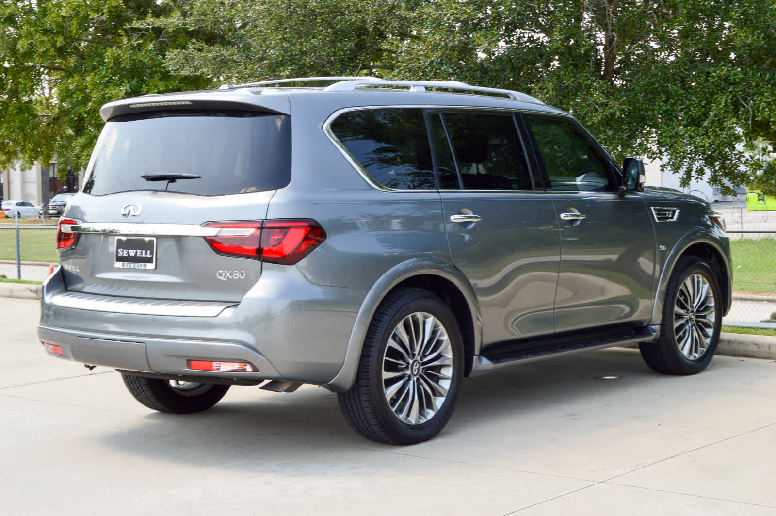 2019 Infiniti QX80 Luxe photo 4