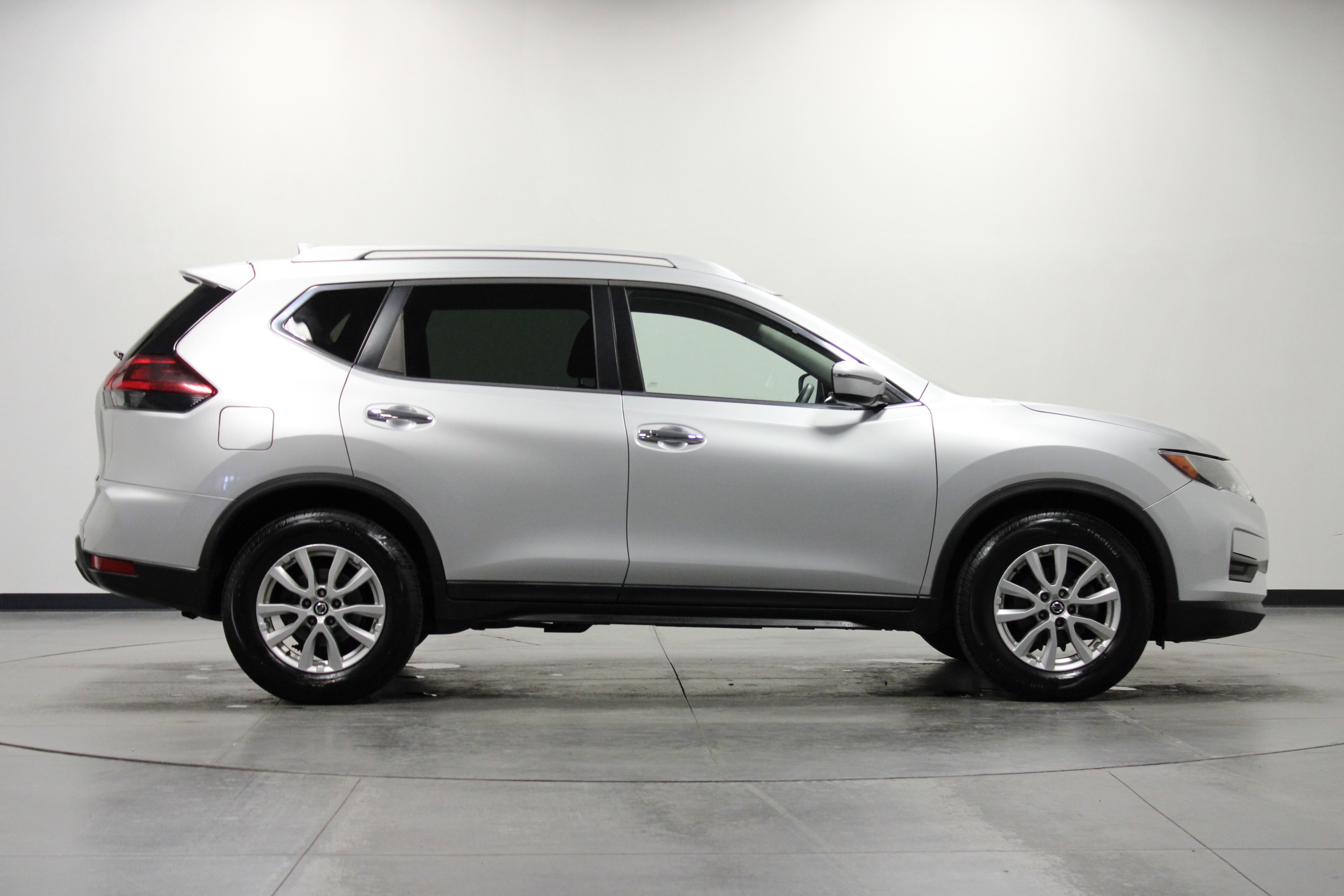 2020 Nissan Rogue SV photo 2