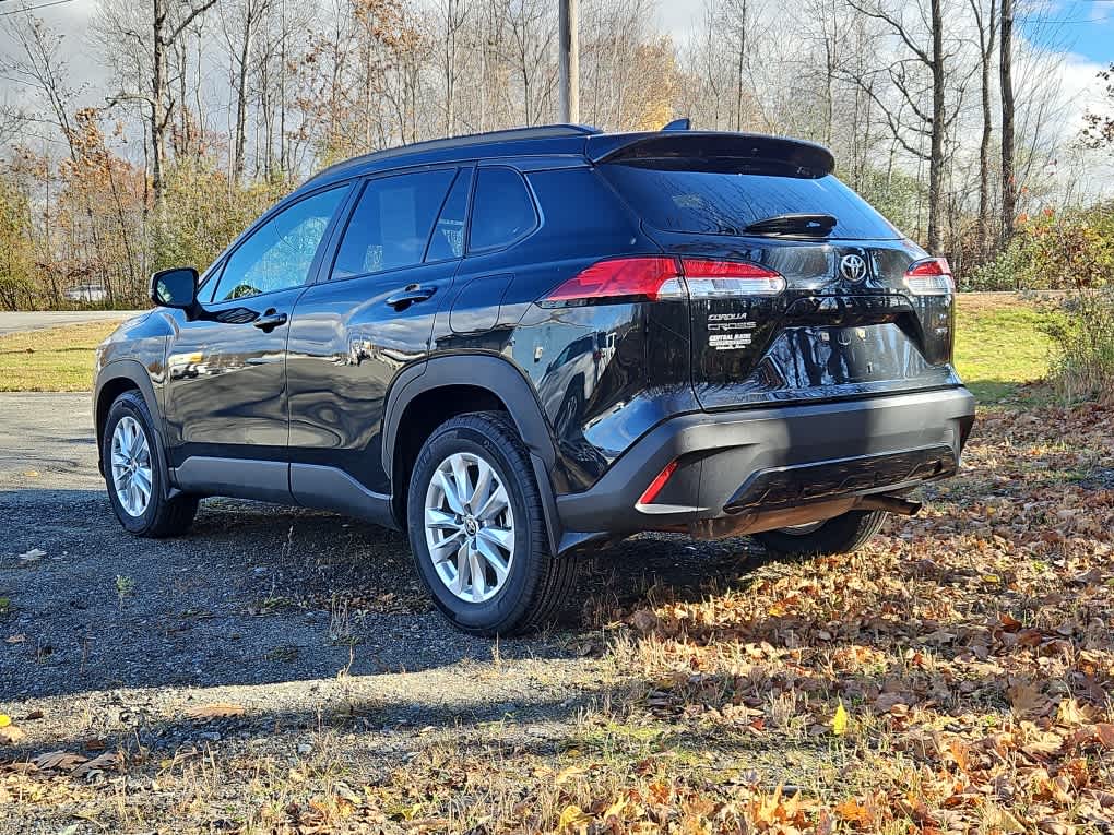 2024 Toyota Corolla Cross LE photo 2