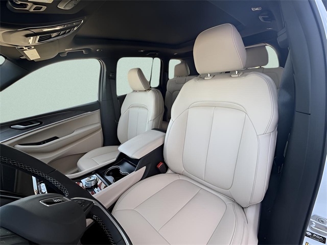2025 Jeep Grand Cherokee Limited photo 2