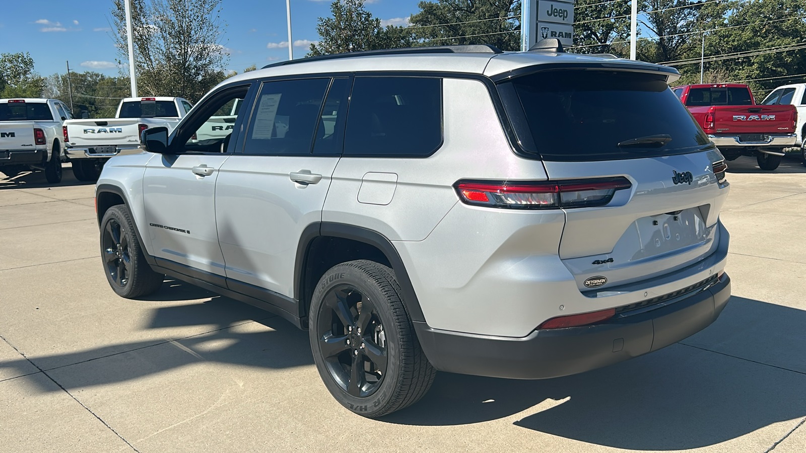 2023 Jeep Grand Cherokee Altitude photo 4