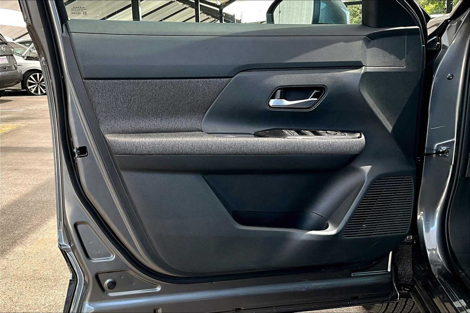 2025 Nissan Kicks SV photo 10